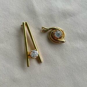 Vintage Queen Anne V-Shaped Gold-Tone CZ Brooch with Pendant